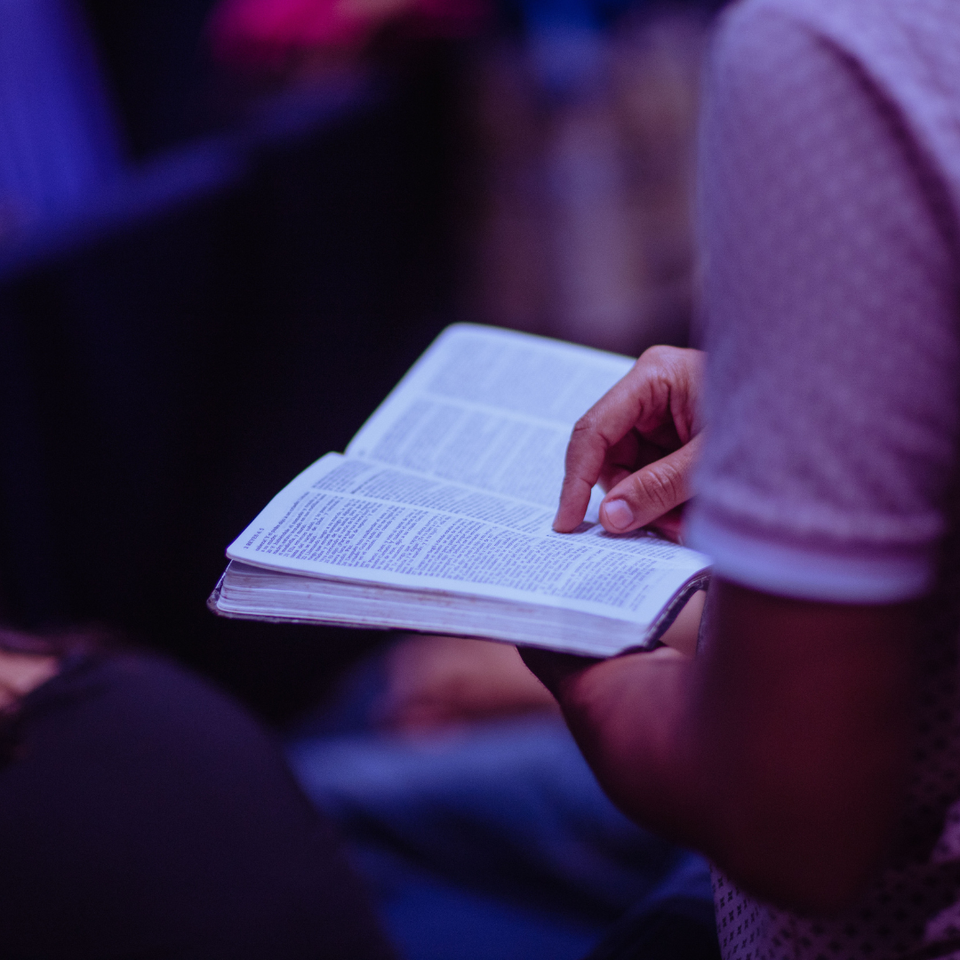 Eine ehrenamtliche Person übernimmt die liturgische Lesung der Bibel im Gottesdienst.