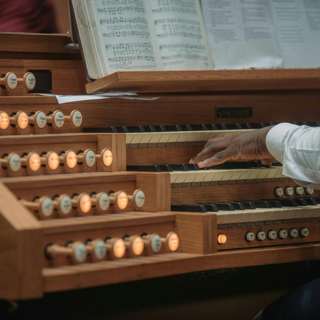 Person spielt Orgel zur musikalischen Gestaltung eines Gottesdienstes