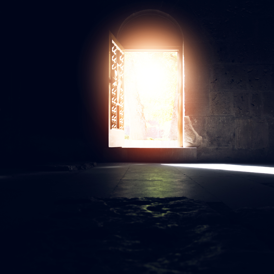 Eine geöffnete Tür steht für neues Wissen und geistiges Wachstum im Fernkurs Theologie.