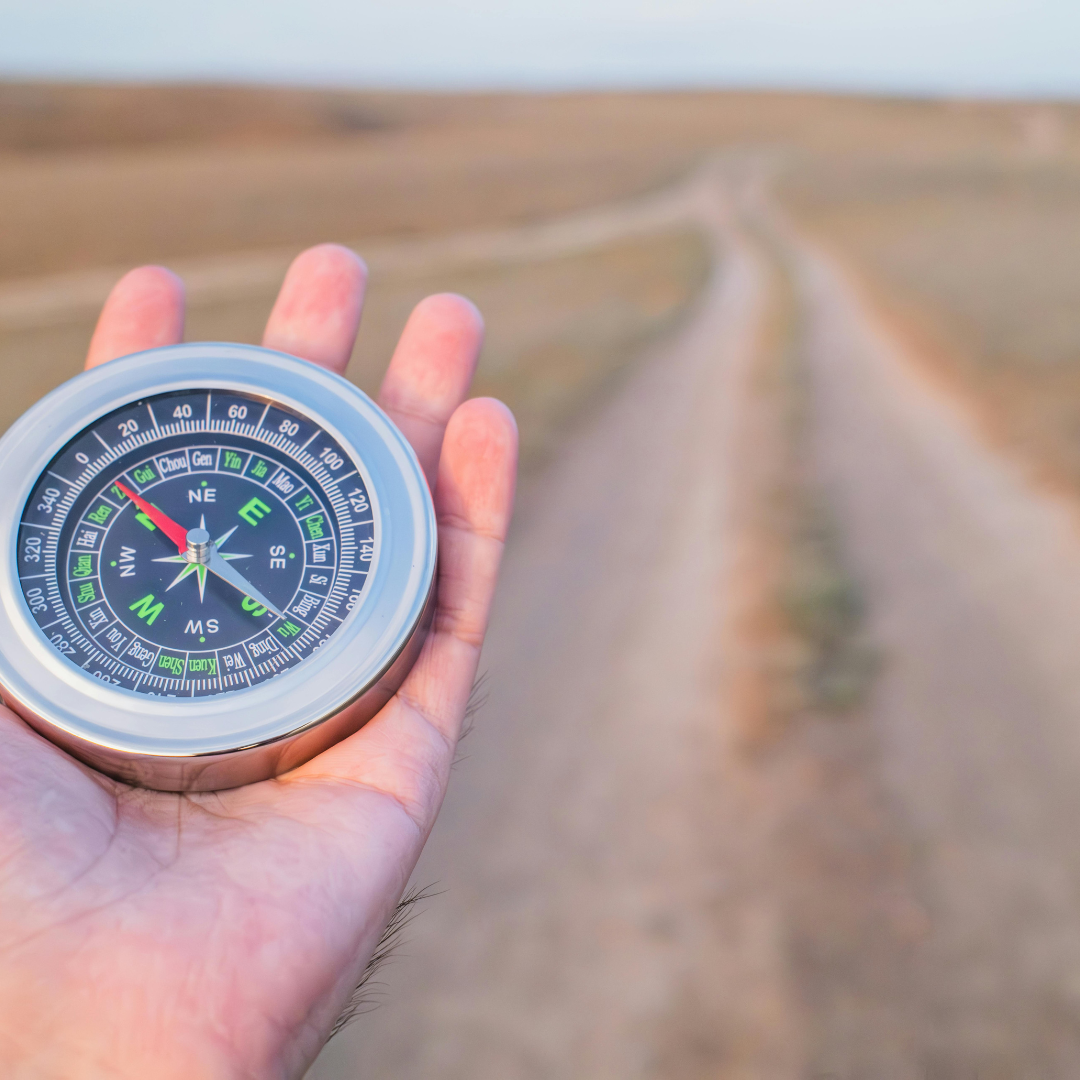 Kompass als Zeichen für geistliche Orientierung im Glaubenskurs für Erwachsene.