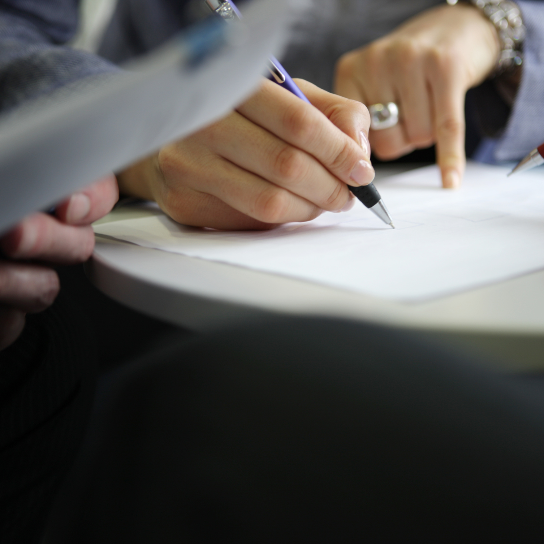 Zwei Personen arbeiten gemeinsam an einem Dokument – Symbol für Mitverantwortung in Pfarreigremien