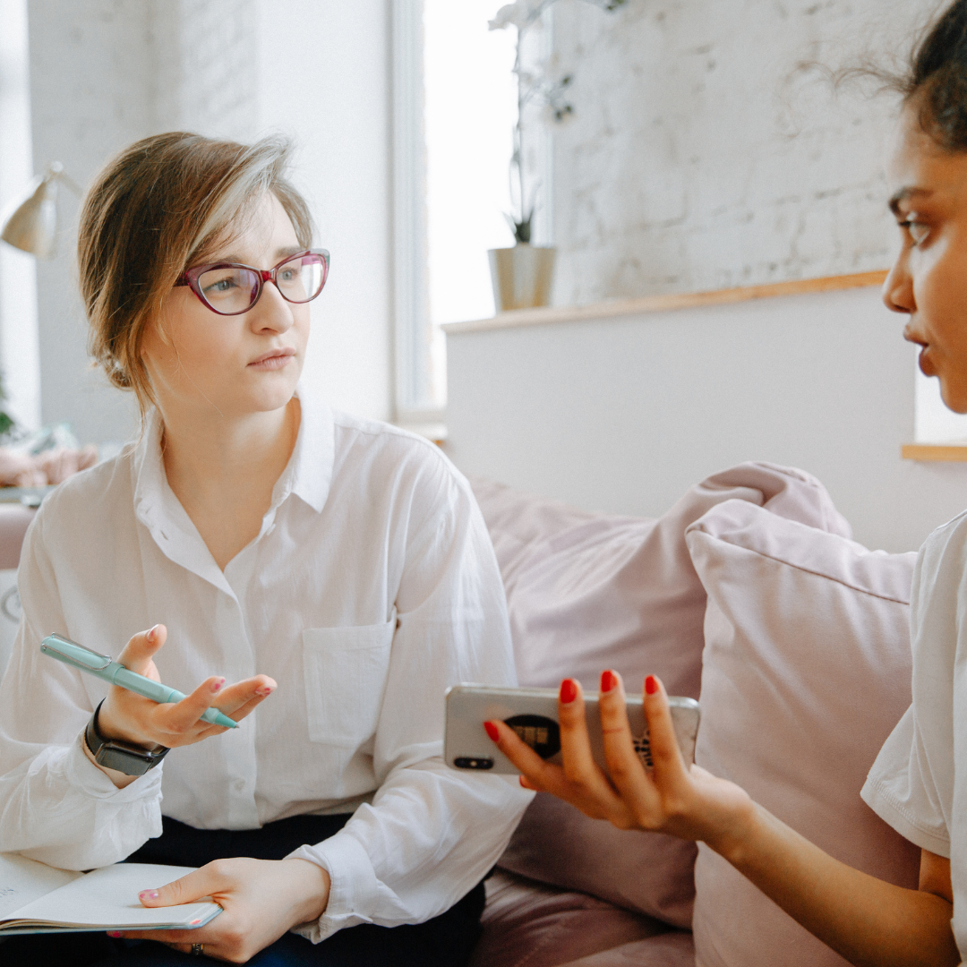Zwei sprechende Personen – Symbol für Unterstützung und Austausch in der pastoralen Ausbildung