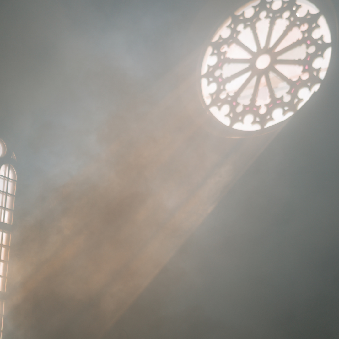 Lichtstrahl durch Kirchenfenster – Symbol für geistliche Gestaltung im Gottesdienst