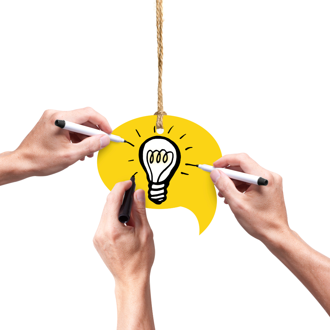 Hände zeichnen Glühbirne in Sprechblase – Symbol für Kreativität in kirchlicher Beratung
