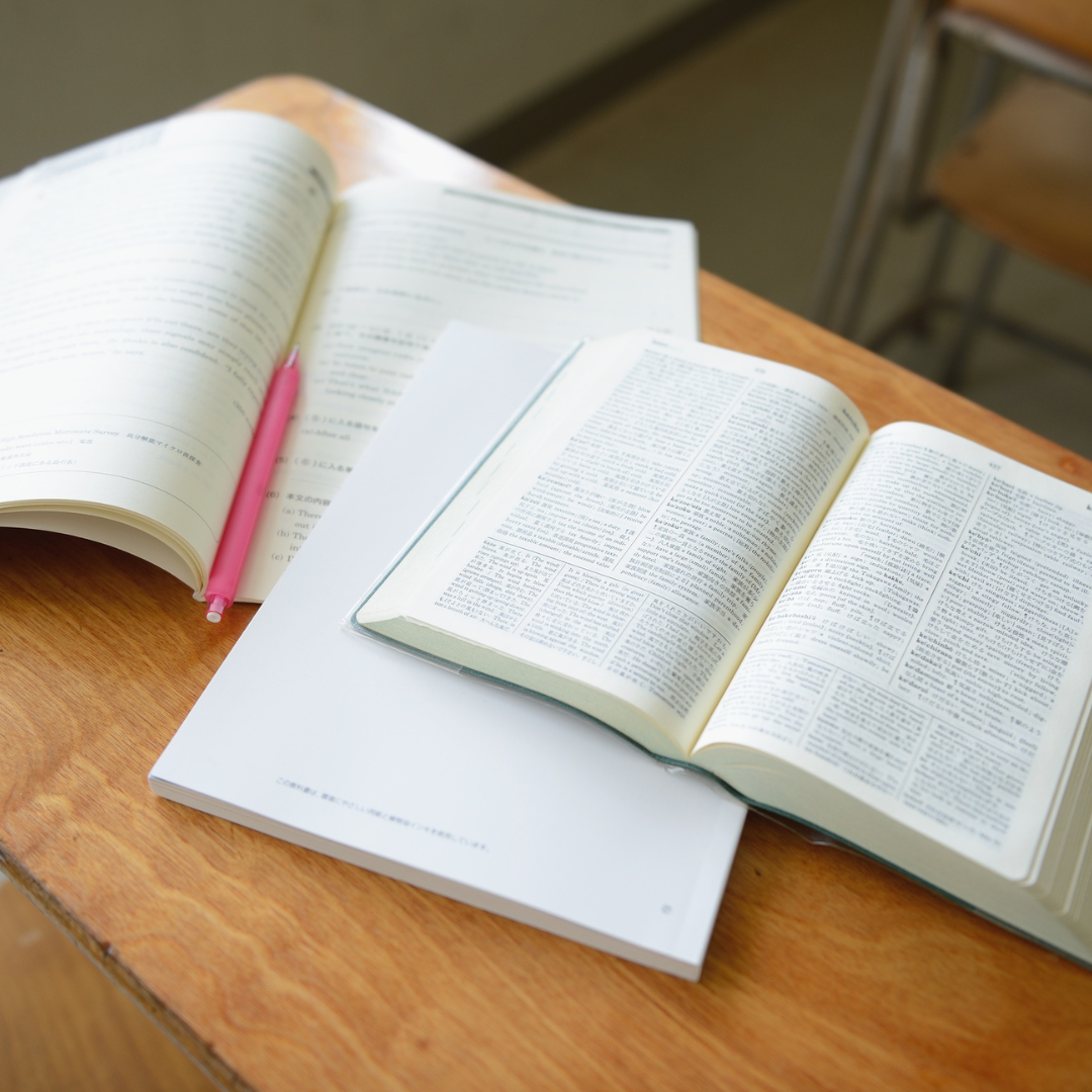 Bücher und Notizblock auf Schreibtisch – Symbol für Vorbereitung