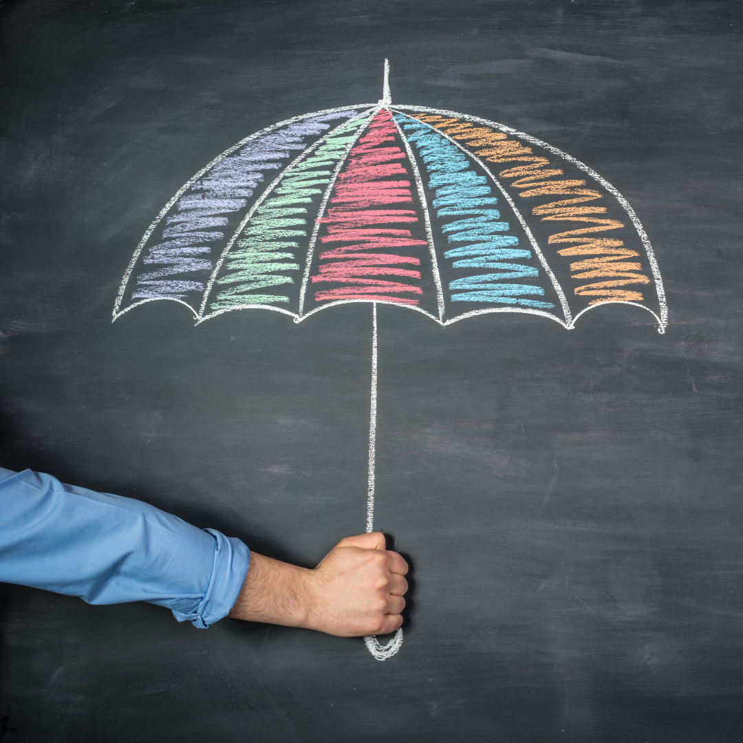 Hand greift nach gezeichnetem Regenschirm – Symbol für das Institutionelle Schutzkonzept.