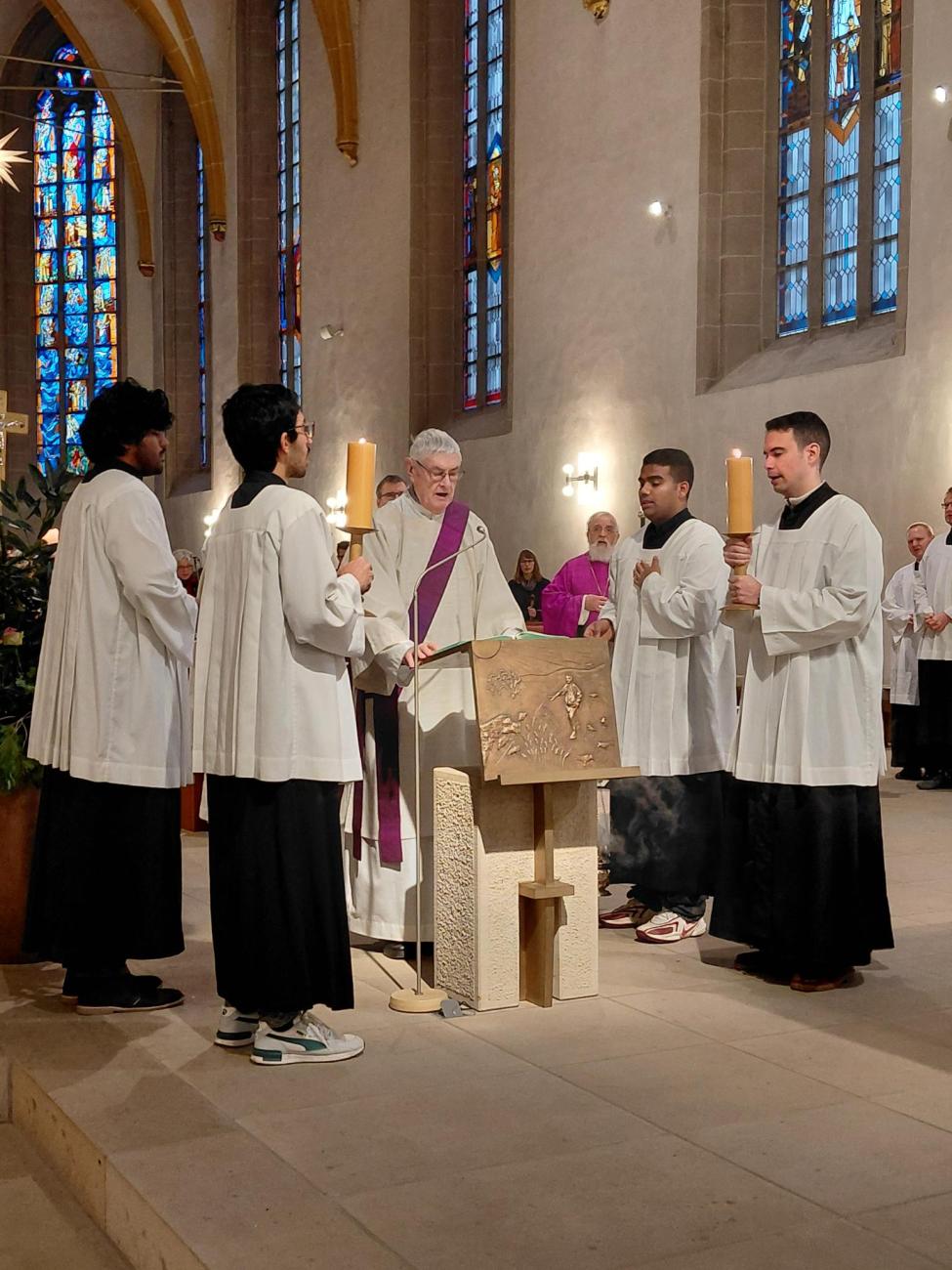 Ein Diakon trägt das Evangelium vor.